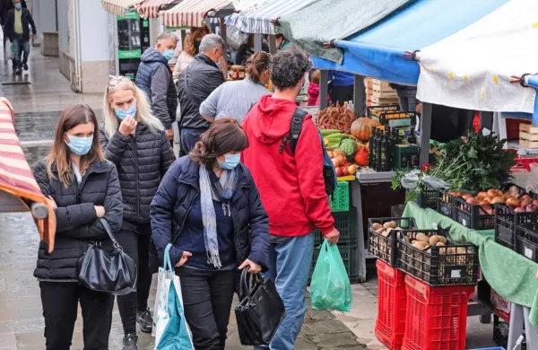 Od prejšnjega tedna je tudi v Obalno-kraški regiji  obvezno nositi 
maske povsod na prostem. 
