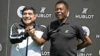 Maradona (levo)  in Pele, kralja nogometa, v teh dneh praznujeta 
okrogla jubileja. Brazilec je pred dnevi dopolnil 80 let, Argentinec 
prav danes praznuje  60. rojstni dan. 