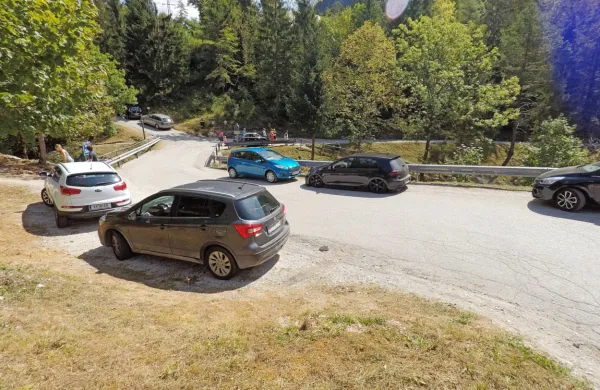 V Posočju, tudi pri Velikih koritih, je promet  vse večji problem. Tudi zato, ker je tja, drugače kot z 
lastnim avtom,  težko priti. 