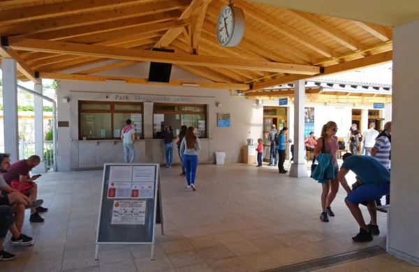 Letos poleti  je Škocjanske jame obiskalo slabih 40.000 gostov, 
lani so jih samo avgusta našteli 52.000. 