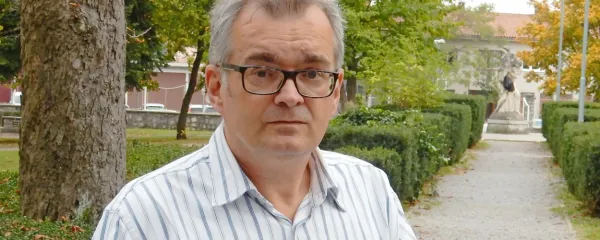 David Cigoj: “Infantilizem je težava zato, ker ljudje ne dojamejo, da 
so zdaj oni tisti, ki naj bi skrbeli za družbo, ne pa, da bodo drugi 
skrbeli za njihove pravice. Zato to ni samo osebni problem enega 
posameznika, temveč  ena največjih cokel razvoja zahodne 
družbe.”