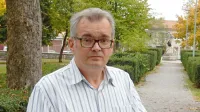 David Cigoj: “Infantilizem je težava zato, ker ljudje ne dojamejo, da 
so zdaj oni tisti, ki naj bi skrbeli za družbo, ne pa, da bodo drugi 
skrbeli za njihove pravice. Zato to ni samo osebni problem enega 
posameznika, temveč  ena največjih cokel razvoja zahodne 
družbe.”