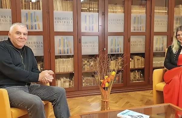 Z Zoranom Predinom (levo) se je o njegovem prvem romanu v knjižnici pogovarjala Tina Saražin (desno). 