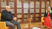 Z Zoranom Predinom (levo) se je o njegovem prvem romanu v knjižnici pogovarjala Tina Saražin (desno). 