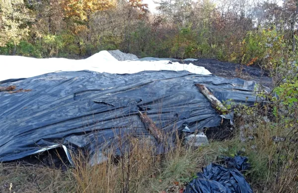 Prejšnji teden so po nalogu inšpekcije nezakonito odloženo blato 
prekrili s plastično folijo, do 1. decembra ga morajo odstraniti.