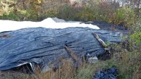 Prejšnji teden so po nalogu inšpekcije nezakonito odloženo blato 
prekrili s plastično folijo, do 1. decembra ga morajo odstraniti.