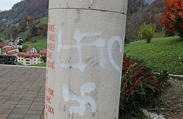 Oskrunjen spomenik je Jože Jeram že očistil.