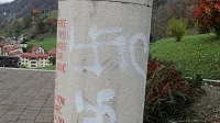 Oskrunjen spomenik je Jože Jeram že očistil.