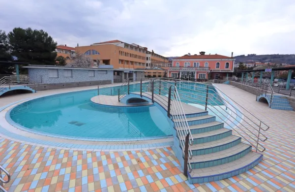 Pet bi jih vodilo hotel Delfin