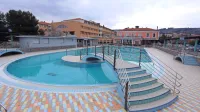 Pet bi jih vodilo hotel Delfin