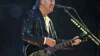 Neil Young se jezi, tuli, protestira ... in drvi na volitve. 