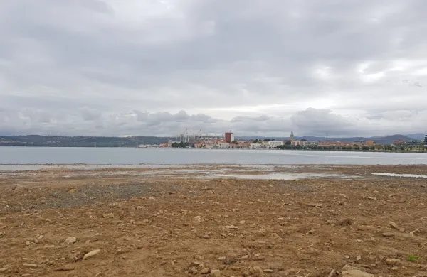 Takšen je bil pred dnevi ob visokem plimovanju pogled na 
poplavljen nasip.  