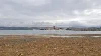 Takšen je bil pred dnevi ob visokem plimovanju pogled na 
poplavljen nasip.  