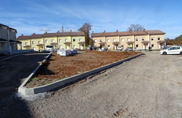 Soseska vrstnih hiš na obrobju Divače naj bi vendarle zaživela. 
Trenutno urejajo okolico in dovoze. 