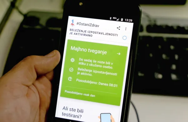 Predpogoj za delovanje aplikacije, ki si jo lahko namestimo prostovoljno, je, da je aktivirana in da ima 
uporabnik telefon pri sebi ter da  uporabnik s potrjeno okužbo vanjo vnese kodo, ki mu jo izda NIJZ. 