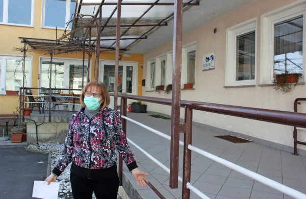 V domu starejših Talita kum v Postojni je okuženih šest varovancev 
in dve zaposleni. (Na fotografiji, ki je nastala marca letos, je 
direktorica Marjana Mihelčič Bizjak). 