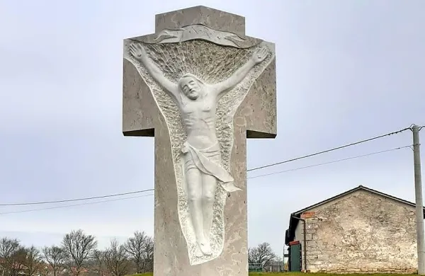 Novo kamnito razpelo v Markovščini so postavili krajani.