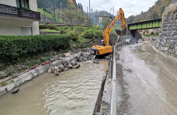 Do poletja bodo uredili še zadnji, najzahtevnejši odsek ceste skozi 
Podbrdo.