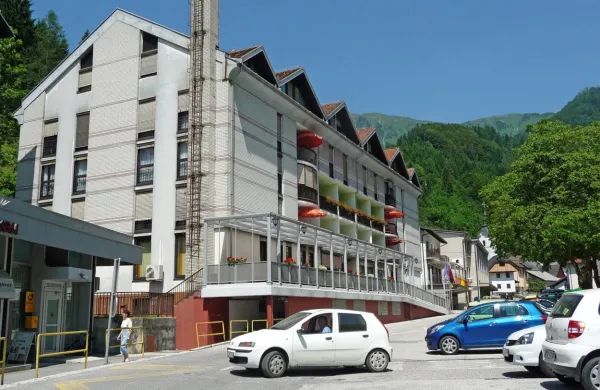 Po odvzemu brisov zaposlenim  v domu upokojencev v Podbrdu se 
širi strah,  da bi  novi koronavirus ogrozil zdravje še stanovalcem  v 
tem domu in  Podbrdu.
