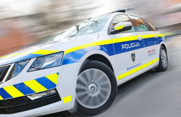 Novogoriška policista sta prihitela na  kraj, kjer je moški kršil javni 
red in mir in naletela na vse prej kot gostoljuben odnos. 