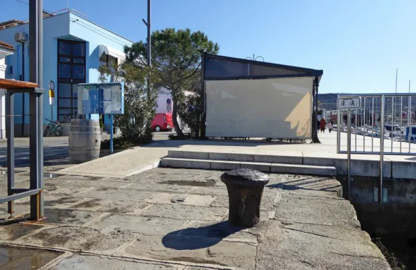 Promenado  v zadnjem delu Sončnega nabrežja bodo dvignili in 
razširili v drugi etapi  obnove (prvi del promenade so uredili leta 
2009).