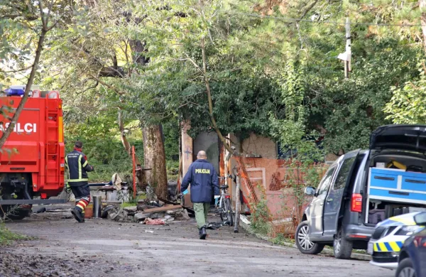 Novogoriški gasilci, policisti in kriminalisti so včeraj dopoldne še 
intenzivno preiskovali kraj eksplozije.