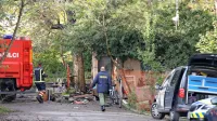 Novogoriški gasilci, policisti in kriminalisti so včeraj dopoldne še 
intenzivno preiskovali kraj eksplozije.