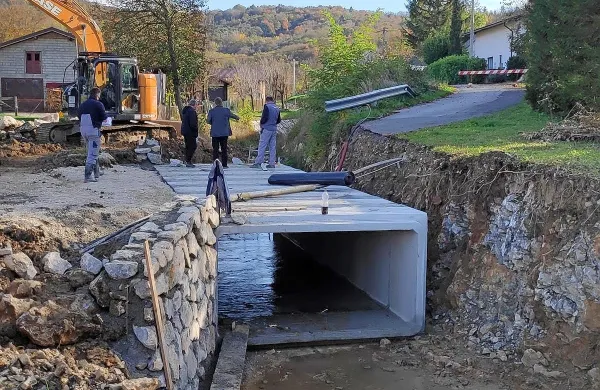 Prepust potoka Stržen urejajo z armirano betonskimi elementi.