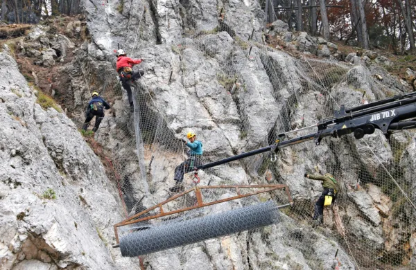 V sklopu zahtevne sanacije brežin ob  čavenski cesti so na strmo 
pobočje že začeli nameščati mreže, ki bodo zaustavile  padajoče 
kamenje in morebitne skalne podore. 