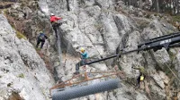 V sklopu zahtevne sanacije brežin ob  čavenski cesti so na strmo 
pobočje že začeli nameščati mreže, ki bodo zaustavile  padajoče 
kamenje in morebitne skalne podore. 