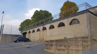 Ta skladiščni objekt pod OŠ Šmarje bodo porušili in na njegovem 
mestu zgradili novo šolsko telovadnico. 