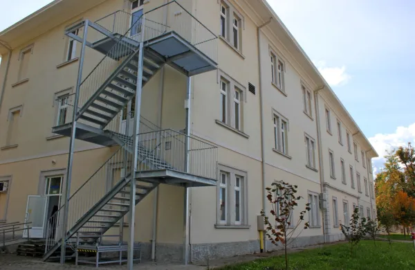 Okužene stanovalce iz postojnskega doma Talita kum  bodo danes  
selili v rdečo cono, ki so jo vzpostavili  v  prostorih Podjetniškega 
inkubatorja v Velikem Otoku.
