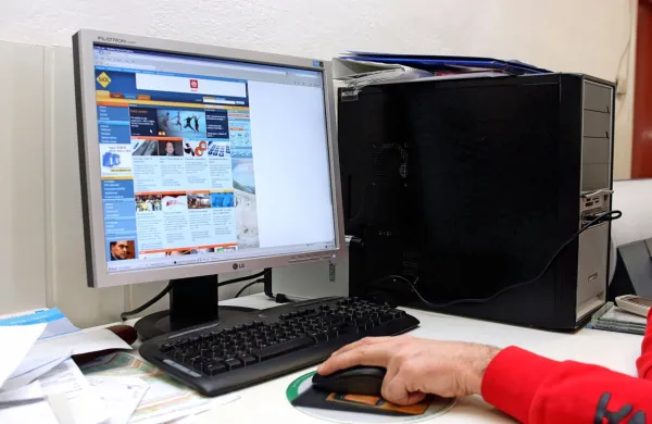 Narava dela strokovnih delavcev omogoča  v  epidemiji delo na daljavo, ker imajo doma internet in 
računalnik, navajajo na obeh primorskih univerzah.  