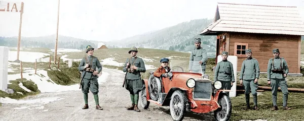 Jugoslovanski vojaki in italijanski financarji na meji v Hotedršici. 
Naslovna fotografija zgodovinskega društva rapalska meja na 
spletu, ki jo je iz arhiva Mestnega muzeja pobarval predsednik 
Grega Žorž.