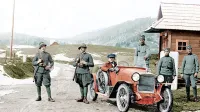 Jugoslovanski vojaki in italijanski financarji na meji v Hotedršici. 
Naslovna fotografija zgodovinskega društva rapalska meja na 
spletu, ki jo je iz arhiva Mestnega muzeja pobarval predsednik 
Grega Žorž.