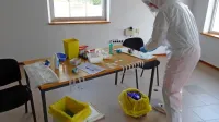  Kri za preverjanje prisotnosti protiteles SARS-COV-2 so jemali v Komnu, občinskih prostorih, ki so sicer prazni.   