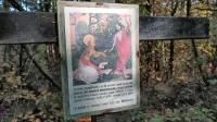 O epidemiji kuge, ki je v Istri  pustošila med letoma 1630 in 1632, 
priča tudi znamenje ob gozdni poti med Tinjanom in Dekani. 