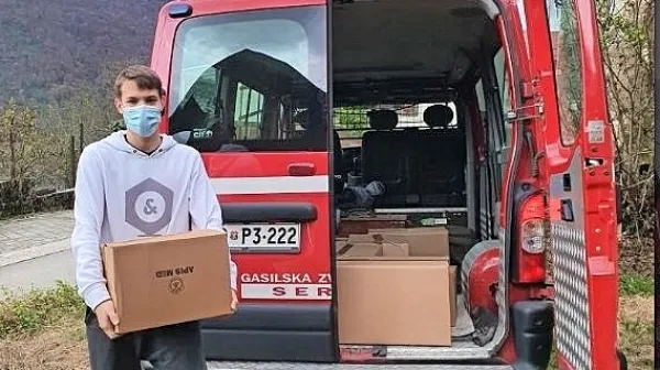 V tolminski občini so pakete živil razdeljevali v minulih dneh. 