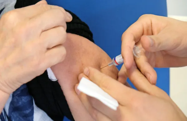 Glede na izjemno zanimanje bo necepljena ostala še vsaj polovica 
vseh, ki bi se letos brezplačno radi cepili proti gripi. 