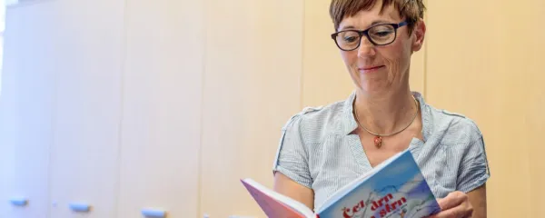 Anka Rudolf s svojo zbirko pravljičnih zgodb Čez drn in strn