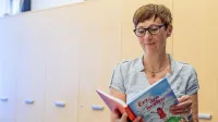 Anka Rudolf s svojo zbirko pravljičnih zgodb Čez drn in strn