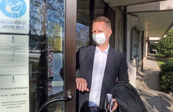 Boris Popovič je danes na sodišču tožilki predlagal,  naj v zadevi 
Libertas umakne obtožbo.