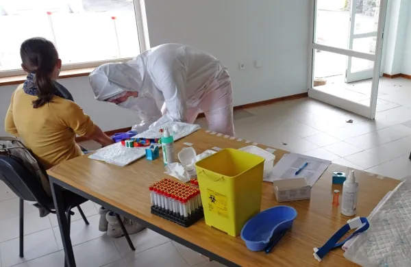 Med 210 zaposlenimi, ki so v  Komnu dali vzorec krvi za pregled  
protiteles, je bilo  pet okuženih z novim virusom.