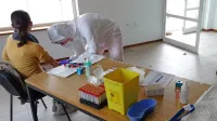 Med 210 zaposlenimi, ki so v  Komnu dali vzorec krvi za pregled  
protiteles, je bilo  pet okuženih z novim virusom.