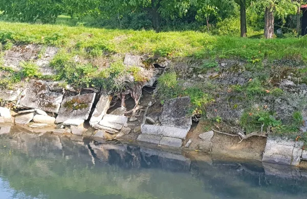 Betonske obloge na nekaterih delih brežine kanala so že povsem 
uničene. 