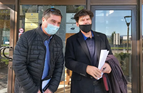 Robert Časar in njegov odvetnik Daniel Planinšec zadovoljna po 
razglasitvi oprostilne sodbe.