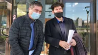 Robert Časar in njegov odvetnik Daniel Planinšec zadovoljna po 
razglasitvi oprostilne sodbe.