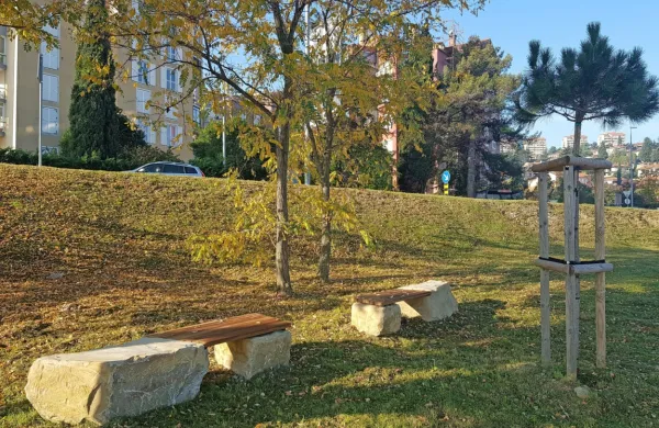 Ob mandraču v Semedeli so namestili nove klopi v kombinaciji 
lesa in kamna ter zasadili dodatna drevesa. 