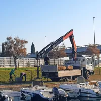 Včeraj so v mandrač pripeljali  kamnite bloke peščenjaka, ki jih 
bodo z lesenimi detajli preoblikovali v unikatne klopi.