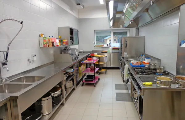 Čeprav so osnovne   šole  za pouk zaprte, v kuhinjah pripravljajo 
kosila za učence s subvencionirano prehrano. Oddajo jih  v paketih 
po načelu “take away” oziroma “vzemi s sabo”.  